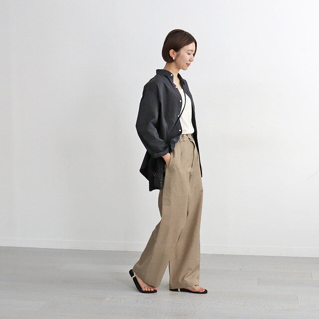 続いてワイドパンツ!
ボリュームたっぷりのストレートシルエットです!
コットン+リネン+キュプラのサラサラとした肌離れの良い生地は
夏場も快適に過ごしていただけるパンツです!
サンダルとも相性バッチリ◎