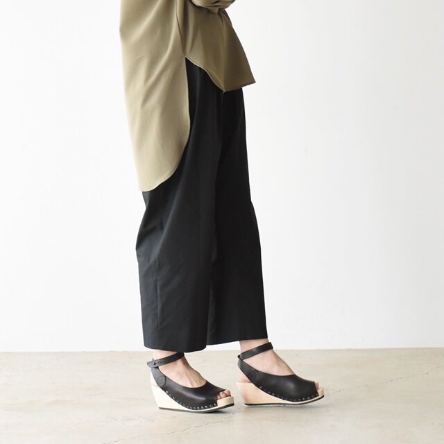 気温が高くなると裸足でサンダルを履く機会も増えますが、素足で履いた時に汗を吸収して、さらっと快適な履き心地を得られるのがウッドソールの魅力です。
カジュアルにもキレイめな装いにもマッチし、テイストを問わず活躍します♪