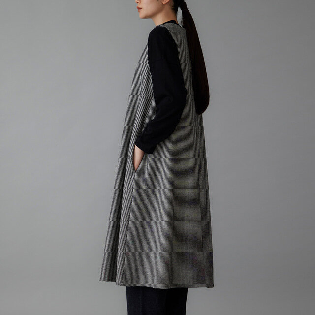 ほどよくゆとりを持たせたサイズ感で、ニットやブラウスを重ねてもすっきりとまとまります。