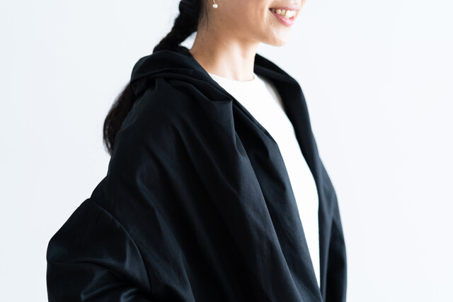 たっぷり生地を使った襟元は、ショールを羽織ったようなシルエットに。大人っぽい雰囲気に仕上がります。