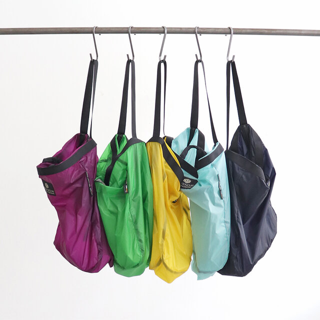 手持ちでも、肩掛け用でも使えるショルダーバッグは内側に収納できるパッカブル仕様で
旅行のお供にもぴったりです〜〜!