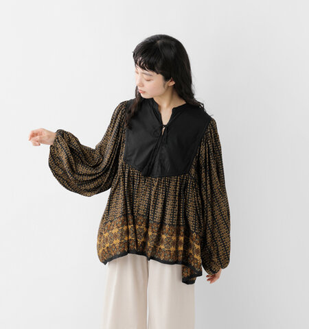 Soi-e|インド 片耳プリント 手捺染 スキッパーネック 切替 ギャザー スモック シャツ 811232-mn