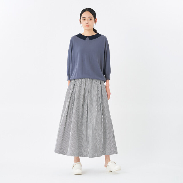 縦のラインが効いたストライプ柄は全体をすっきりと見せてくれます。