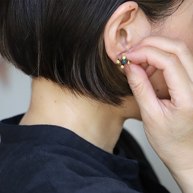 【stoneについて】こちらのストーンは、タイではケオポンカムと呼ばれ、国際的にはクォーツに分類されます。ランパーン県の山岳地帯でしか採れない「聖なる石」とされています。