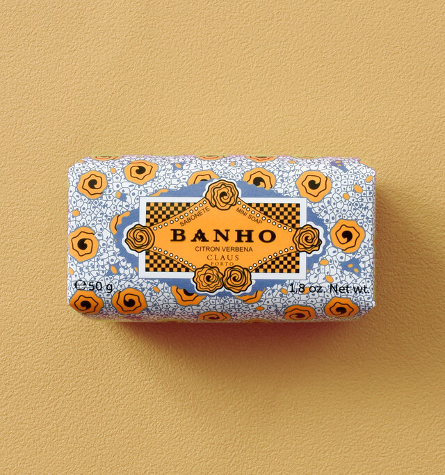 BANHOの香りは、バーベナのフ レッシュでイキイキとした香りを強調しています。この軽やかな香りに深みを持たせるため、ウッドとムスクをブレンドしています。パッケージはチャイナブルーとオレンジで、ポルトガルのアズ レージョ（セラミックタイル）を表現しています。