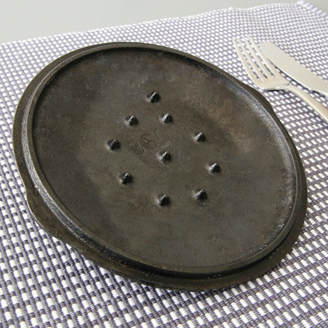 内側に付いた突起は、食材から出た旨味を含む水分を、再び食材に降り注がせる役割があり、旨味を逃がしません。フタもしっかり温めてから使うのがポイント。表面のロッジのロゴも可愛らしく、ぜひスキレットとセット使いしたもらいたいアイテムです。