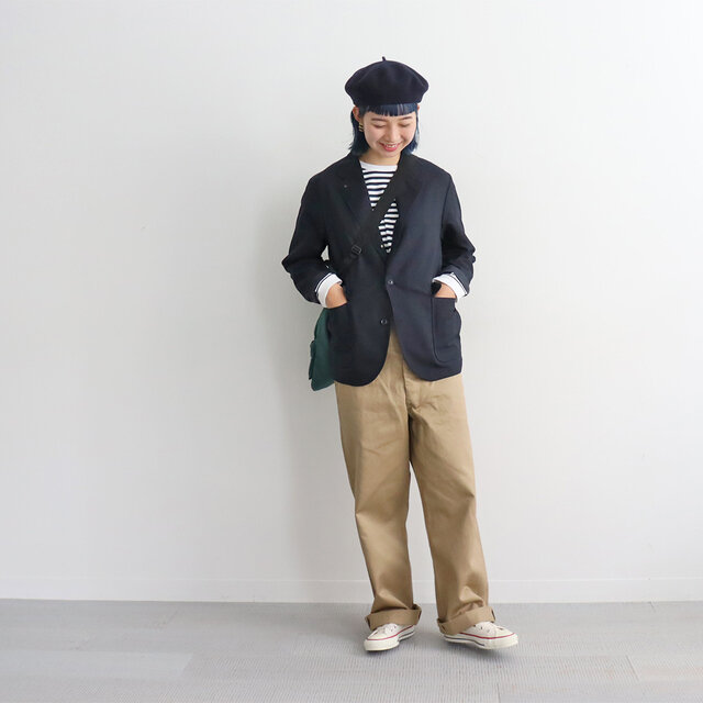 US ARMYのパンツをベースにしたデザインのオリジナルチノを使用したトラウザーパンツ。
やや太めのゆったりとしたシルエットで、穿きこむほどに風合いが増していく永く愛用できる一着です。