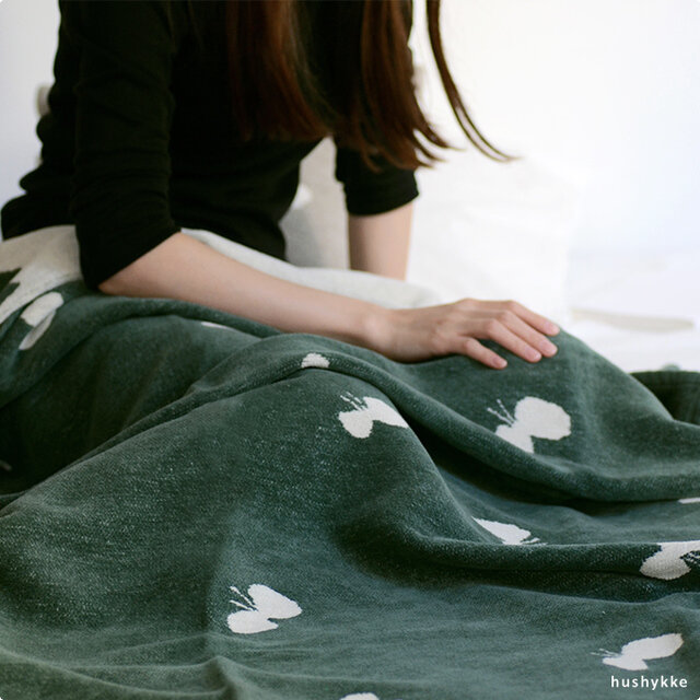 春と秋の気温差がある時や、冷房で体が冷えがちな時には、高密度に織られたコットンが外気から守ってくれるだけでなくこもった湿度を呼吸するようにコントロールしてくれるのでとても快適です。