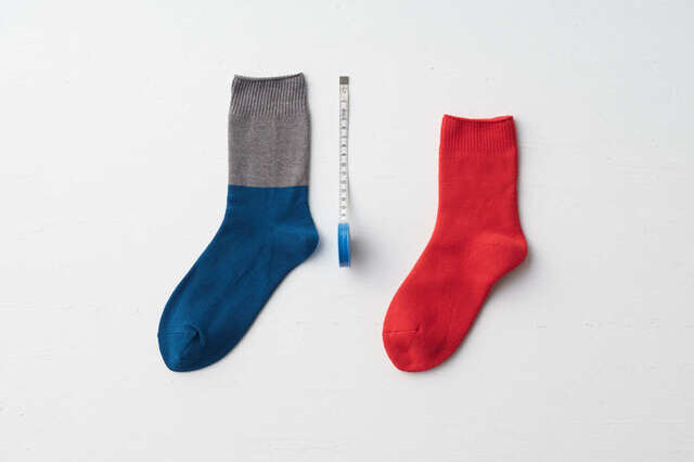 同サイズの靴下を並べました。（写真は 左：平編み 右：パイル編み。逆にパイル編みのほうが寸法が大きい場合もございます。）