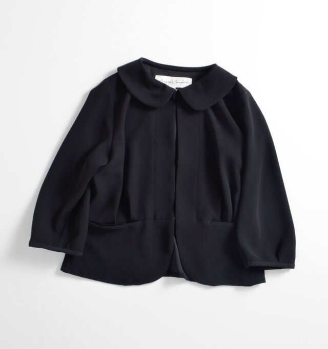 color : black
あらゆるフォーマルシーンに対応してくれるシックなブラック。