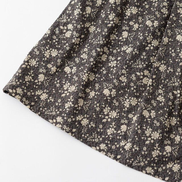 <Capel Pepper>
「カペル」と「ペッパー」という2つのアイコニックな定番柄がシームレスに融合しました。リバティのアーカイブに保管されている1930年代のプリントがベースになったカペルは、1978年に初めてタナにプリントされました。一方のペッパーは1974年にデザインされ、1979年にタナローンのクラシック第一弾として発売されました。カペルの明るくデリケートな花が、ペッパーの濃密でまばらに見える特徴により見事に引き立てられ、多次元的で不思議な庭園を作り出しています。