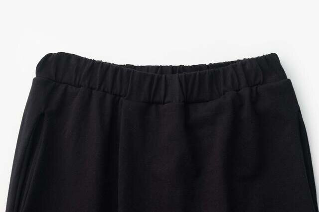 ややタイトに見える形ですが、伸縮性があり動きやすいです。