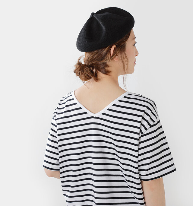 前後を入れ替えると
Vネックとしても着られるので、
コーデや気分に合わせた
着こなしが楽しめます。