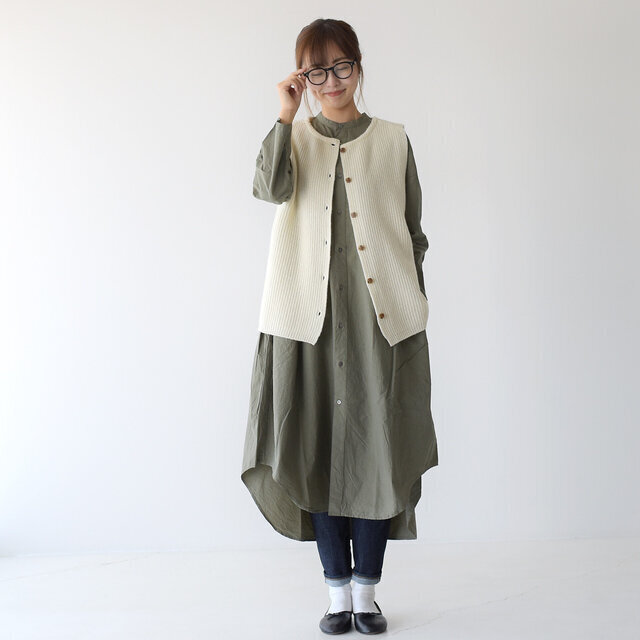 春、秋、冬とロングシーズン楽しめる暖かアイテム。
程良い密度のミドルゲージで丁寧に編まれたニットは、様々なコーディネートにナチュラルに馴染んでくれます。
前後で着られる2way仕様になっており、シンプルなクルーネックスタイルとワークな雰囲気のボタンフロントを切り替えて着こなせます。
少し肌寒く感じる季節の羽織としても優秀で、1着あると何かと重宝するアイテムです。