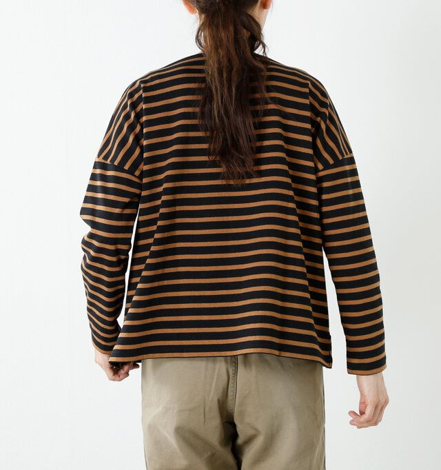 シンプルでクセのないバックシルエットは、すっきり上品な印象を与えます。