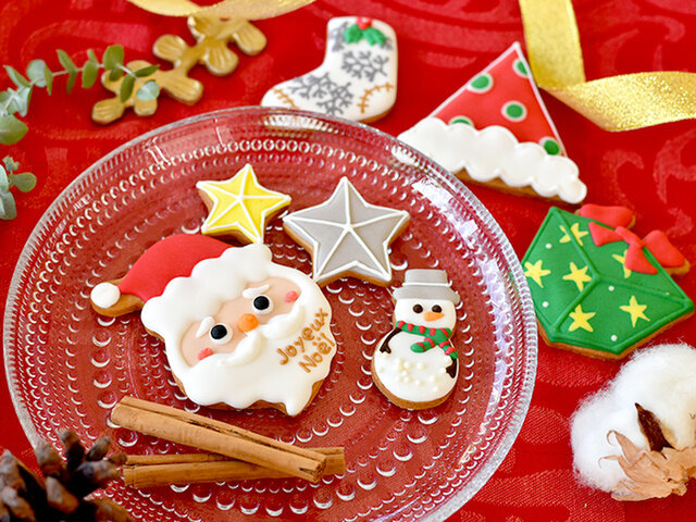 
キナリノモール限定のアイシングクッキーを初めて発売したのが去年のクリスマス。
早くも1周年となり、今年もクリスマスデザインの発売となりました！
もちろん去年とはまた違ったデザイン♪キョトンとした表情がかわいいサンタさんを中心に、靴下やプレゼントボックス、小さなスノーマンなど、クリスマスを盛り上げるモチーフがセットになっています。
カラフルな色合い、わくわくするデザイン、食べるのがもったいない特別なアイシングクッキーです♪