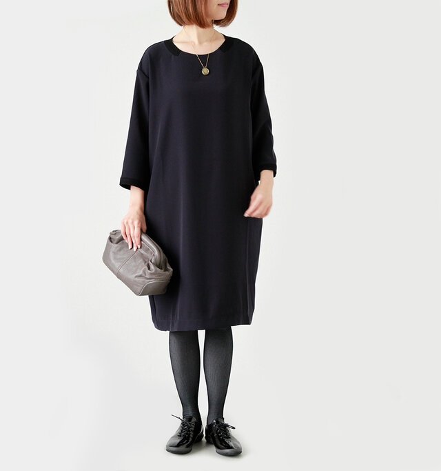 とろみのある生地が
なめらかで品のある印象を与えます。
バックにボタンを並べた
デザインがポイント。
大人っぽいシックさの中に、
女性らしい可愛さを落とし込んだデザイン。
ベーシックなので
カジュアルな普段使いはもちろん、
アクセサリーを合わせれば
オケージョンにも◎