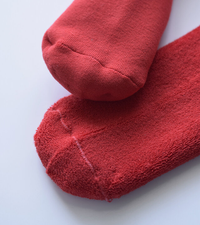 足の指が窮屈にならないゆったりとした縫製で、ムレ防止に役立ちます。