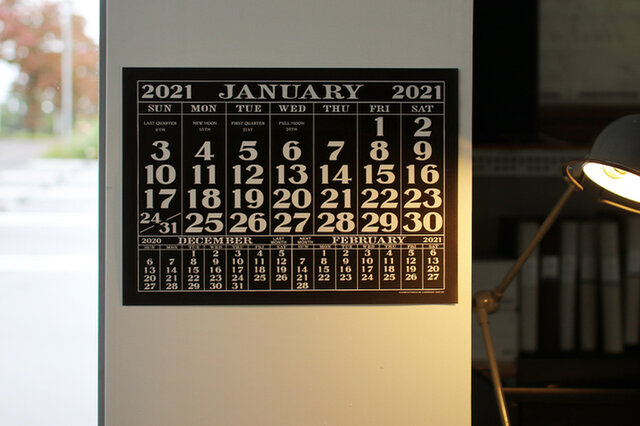 バッグブランド「LABOR DAY」のオリジナルカレンダー。
1931年度製のアメリカのペーパーカレンダーにインスピレーションを受けて製作された、毎年人気の定番オリジナルカレンダーです。
ヴィンテージのカレンダーから数字を一文字づつ丁寧に抽出した「タイプ」と呼ばれる書体をレイアウトしています。