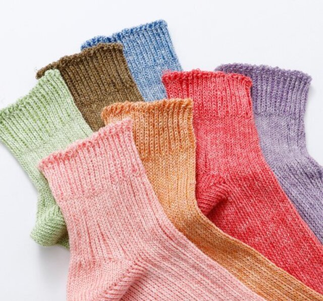 リネンのシャリ感が気持ちよく、夏に活躍する1足です。