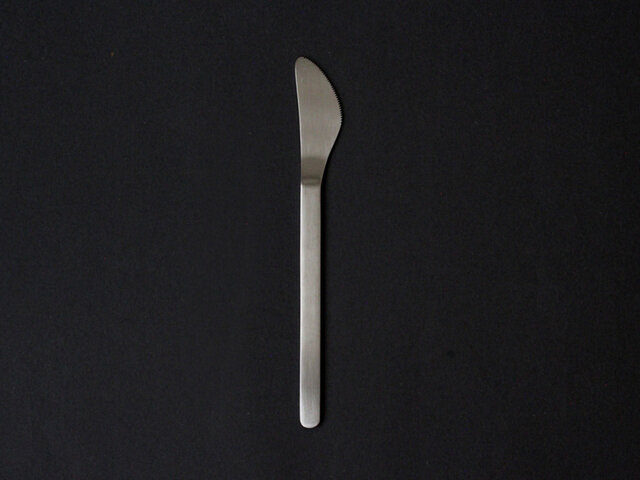 この形がなんとも愛らしいナイフは、フォークと合わせてフードオーケストラのホットケーキを食べるときにも最適なサイズです。バターナイフとしても活躍してくれます。