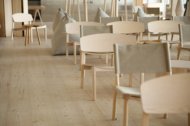 パビリオンの家具は全てフィンランド！
「Nikari」（ニカリ）と「Made by Choice」（メイドバイチョイス）の木製椅子は、座り心地がよく、木の香りもするロングライフデザインです。

