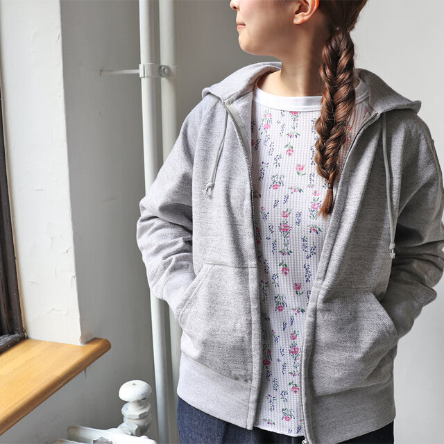 万能な白ベース!
長いシーズン着やすい生地感なので、色違いで持っておくと便利ですよ〜〜