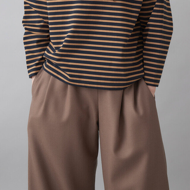 ツヤ感のある生地が、立体的なシルエットをより美しく際立たせます。