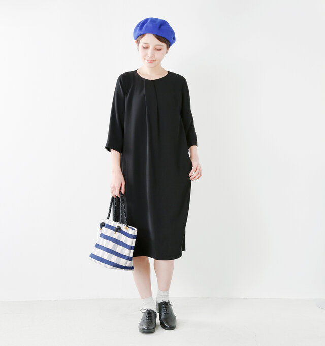 model yama:167cm / 49kg
color : black / size : 38
生地をたっぷりと使った優美なディティールは、フォーマルなシーンはもちろん、普段使いも◎
休日のおでかけや普段の装いにもお使い頂ける、1枚あると便利なワンピースです。