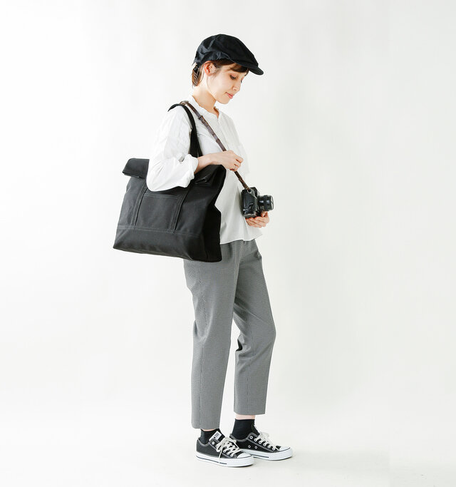 model yama:167cm / 49kg
color : black / size : one
シンプルなデザインは幅広いスタイルに合わせやすいですね。