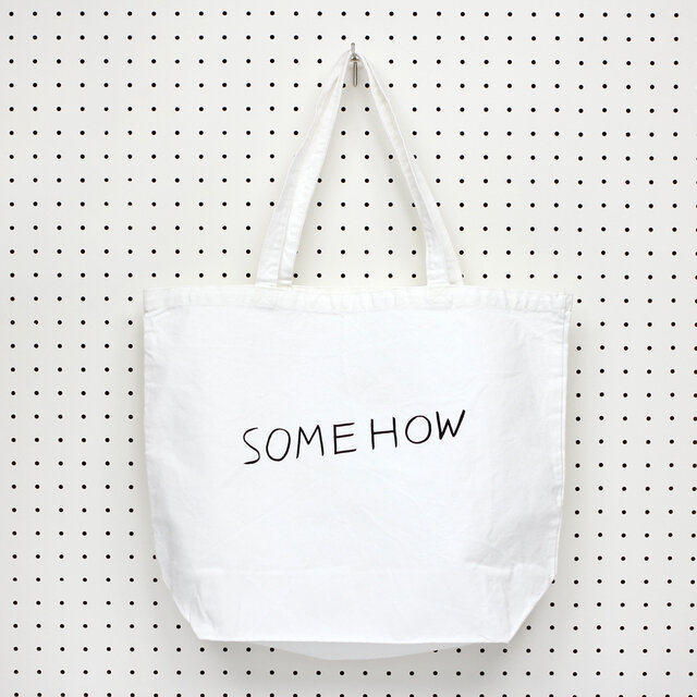 欧米で「なんとかして」「どうにかして」などの意味で使われる「SOMEHOW」の文字を描いたトートバッグ。