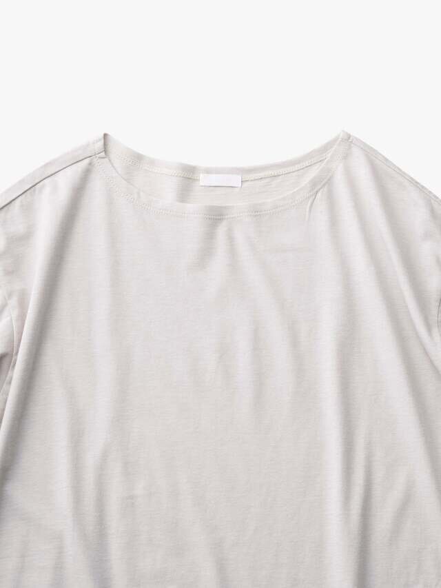 襟元は広すぎのない、やや横広がりのポートネック。アームホールや身幅にはほどよいゆとりを持たせています。