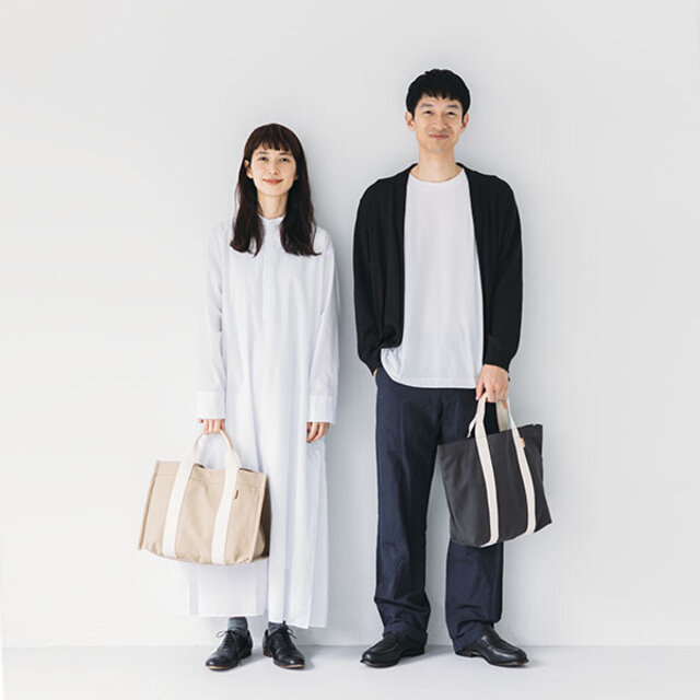 シンプルな手提げ型のトートは男性にもおすすめ。ショルダーストラップで斜めがけの持ち方もできるので、取り入れやすいのです。ご夫婦やカップルで一緒に使っても◎