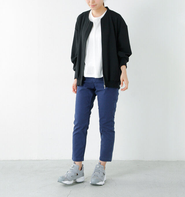 model yama
height:167cm / weight:49kg
color : flat gray / size : 24.0cm
シンプルなスタイルにも、足元にボリュームと存在感を出してくれるデザイン。