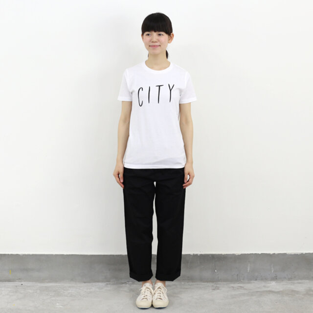 2010年11月に制作したZINE「CITY LIGHTS」のタイトルとして制作した文字から、「CITY」のみを抜き出したTシャツ。
このCITYの文字は、雑誌SPURとの企画で制作したTシャツにも使用されました。
ユニークなデザインがお洒落で、目を惹きます。
ホワイト、グレーの2色展開です。