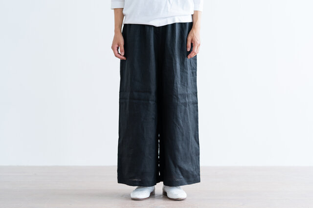 リネン100%の素材で、夏でもさらっと爽やかに。ポリエステルの裏地付きです。