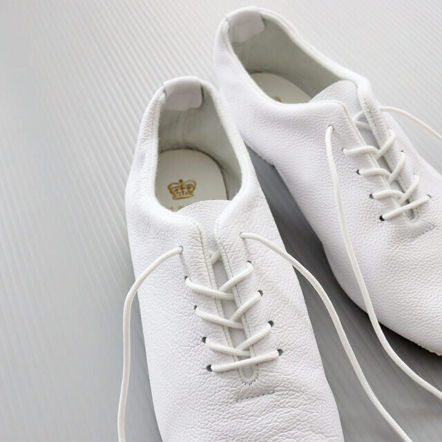 上質で柔らかなシボ加工を施したレザーを使用。