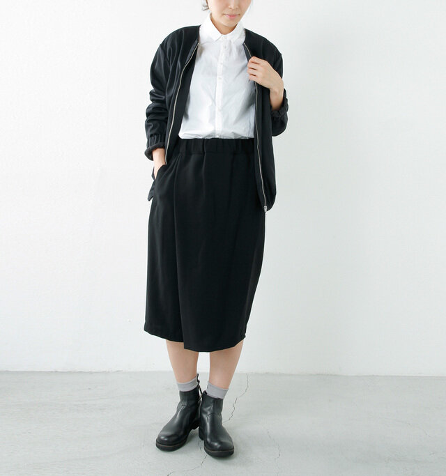 color : white / size : 38
ブラック中心のコーディネートでも、白シャツを合わせることで抜け感が出て重たくなりませんね。
