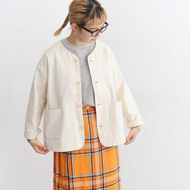 シンプルなデザインなので、幅広いお洋服との着回しを楽しめるアイテム。
ほどよくゆったりとしたサイズ感で、ワンピースやブラウスの上からも着て頂けます◎
これからのシーズンだとロゴTeeやボーダーTeeなど半袖ものとの合わせもオススメです!!