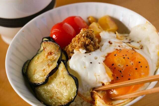 さらに目玉焼きやトマトやサラダなど乗せて卵と絡めてたべると「さばのカレー丼」の出来上がり。子供にも人気です。