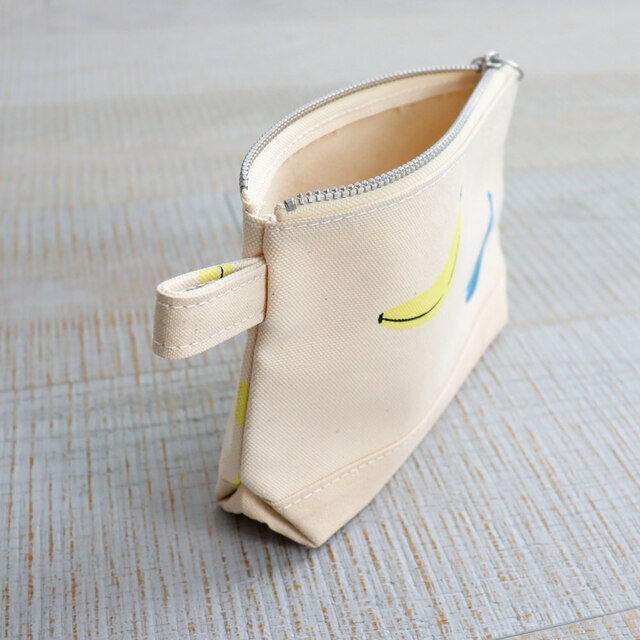 プリントシリーズでは必ず取り扱いしている人気のポーチ。
洗面用具や化粧品を入れるためのバッグというコンセプトの通り、ペンやコスメも入るサイズです◎
しっかりと横幅はありますが、厚すぎないのでかさばらないのもポイント。