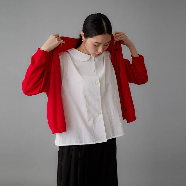 色を受け止め、コーディネートを柔らかく引き立てます。