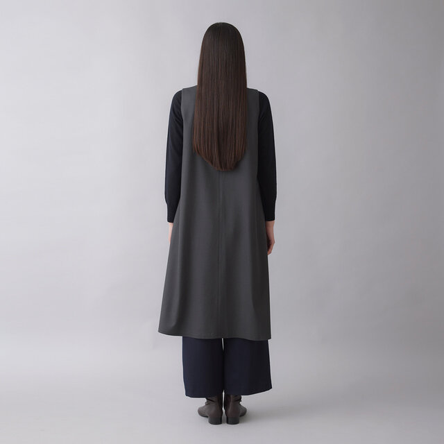 カーキグレーは、わずかにグリーンを含んだグレー。ニュアンスのある色合いで、柔らかく上品な印象に。