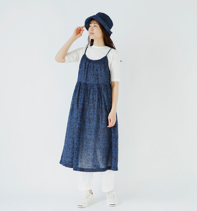 model mizuki：168cm / 50kg
color : blue×navy print / size : 1
