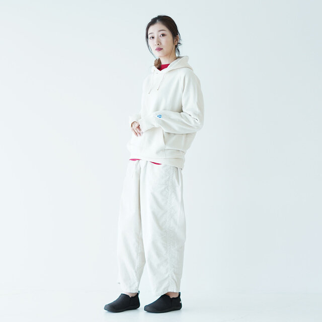 モデル:166cm / 47kg
color : triple black / size : 6.5(Women's-23.5cm)