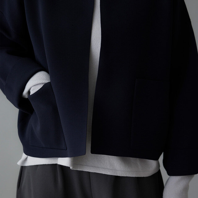 左右には印象的なポケット付きです。