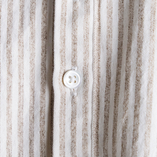 高級感のある高瀬貝のボタン。
エンゲイシャツのやわらかな雰囲気をグッと引き締め、品のある印象に。
