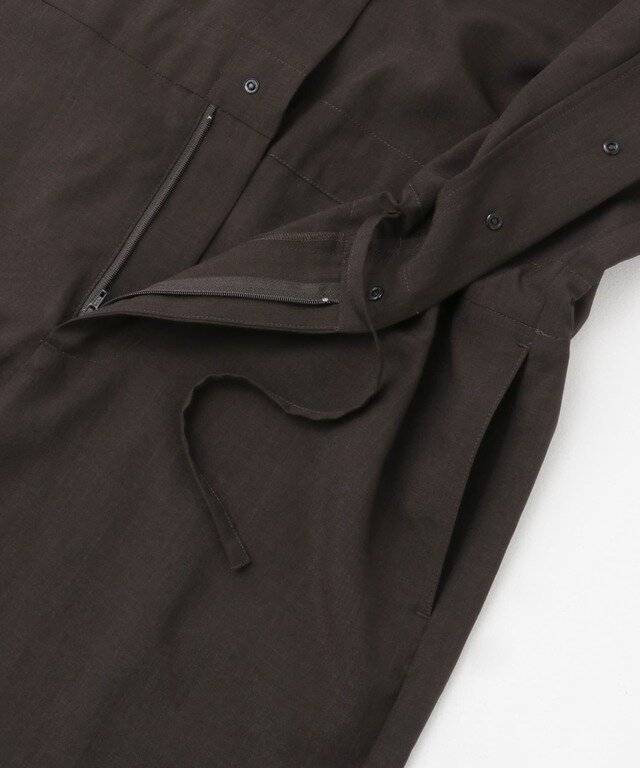 ウエストや裾のドロストでニュアンスを変えてのコーディネートも楽しめます。