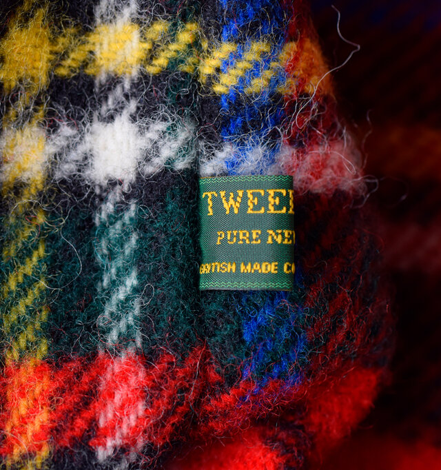 英国の伝統を守り、質の高い製品を世に送り続けるTWEEDMILLのウール。とても軽く、ふっくらとした厚みのある上質なウール素材を使用しています。やや起毛感があり、温かみが感じられる素材感。シーズナルな雰囲気を演出してくれます。