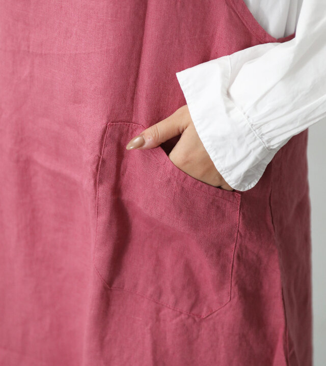 深めのポケット。スマホを入れたり手拭きを入れたりと重宝します。